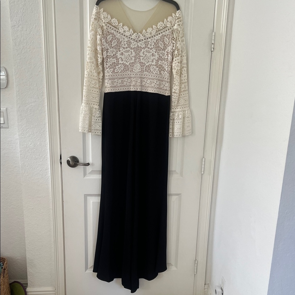 NWOT Tadashi Shoji Lace Off-Shoulder Gown in Cream and Black, Sz 8 - Picture 5 of 8